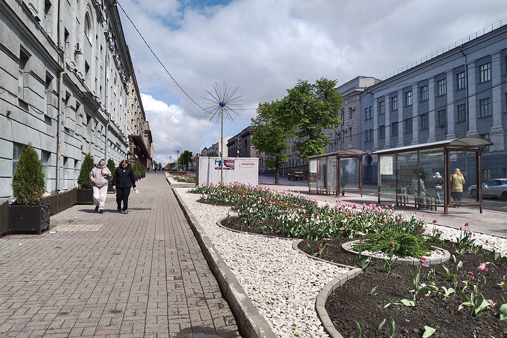 27 апреля 2025 года. Курск. Кружатся и ложатся пушистые хлопья снега. Кажется, сама природа пытается очистить землю от пережитых окаянных дней.