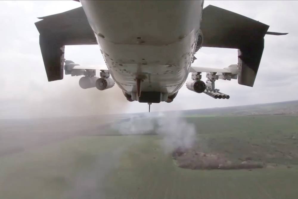 Но этом снимке ударный вертолет Ка-52, он же "Аллигатор", поражает пункт управления и технику украинских боевиков. / Министерство обороны РФ