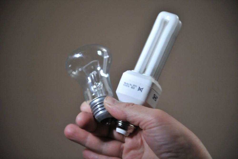 Замена ламп накаливания на светодиодные дает экономию до 100 рублей в месяц. / Святослав Акимов