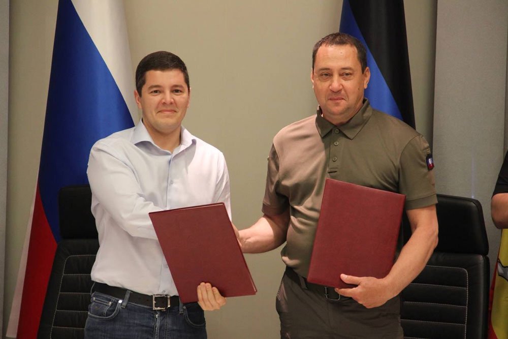 Дмитрий Артюхов и глава администрации Волновахского района ДНР Константин Зинченко подписали соглашение о сотрудничестве / Пресс-служба правительства ЯНАО