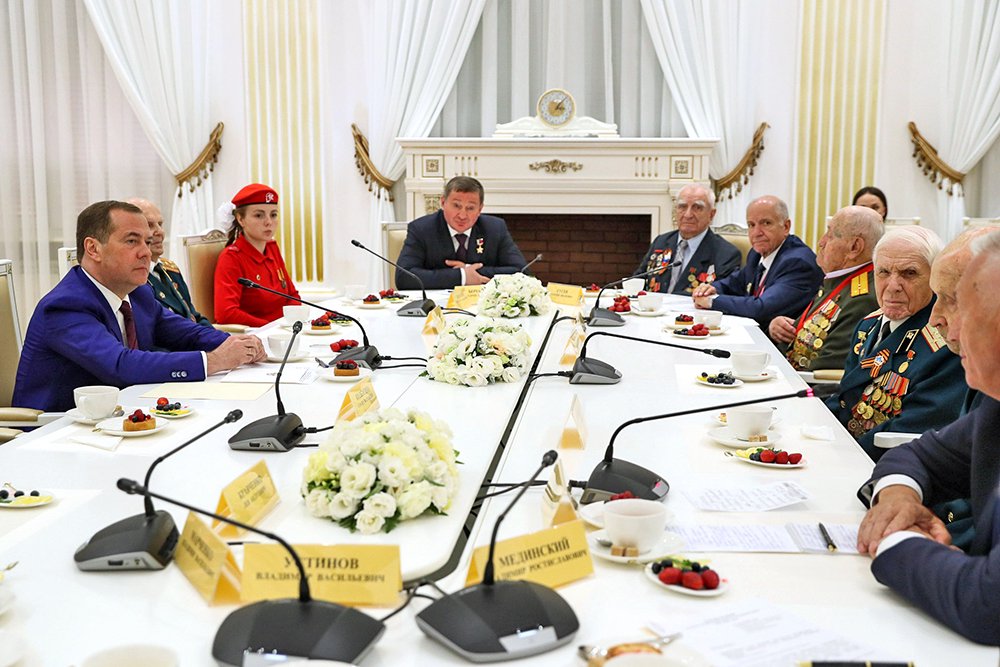 Дмитрий Медведев во время встречи с ветеранами ВОВ в Волгограде. / <a href="https://www.volgograd.ru/gubernator/tekush/417162/" rel="nofollow" target="_blank">volgograd.ru</a>