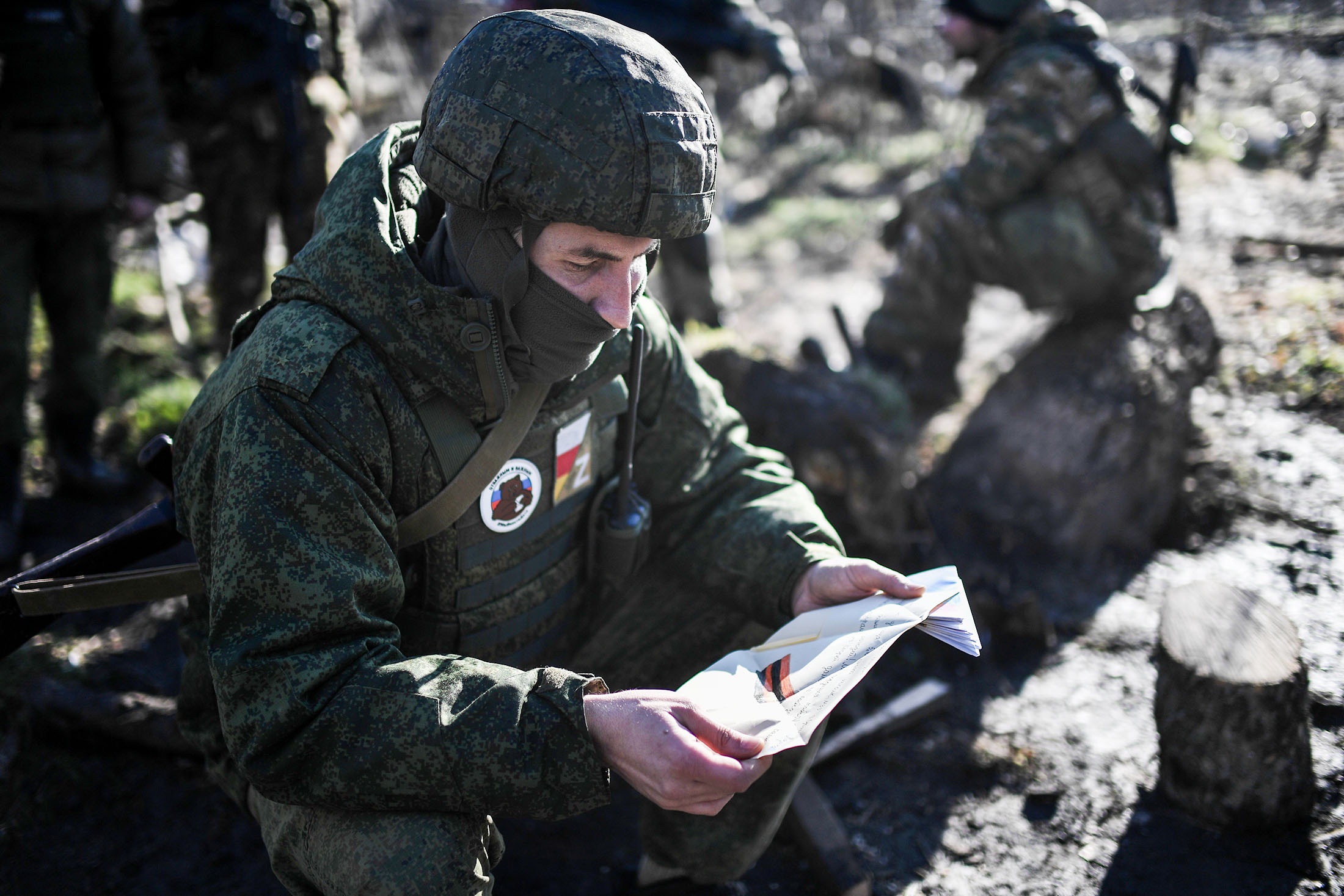 Письма нашим солдатам и офицерам в зоне специальной военной операции доставляют регулярно. Но в новогодние дни получать такие весточки из дома им было особенно приятно. / Минобороны РФ