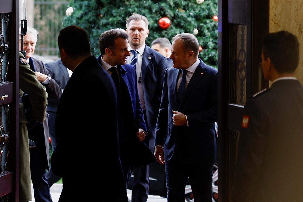 Макрон и Туск переговорили о перспективах коалиции по поддержке Украины при Трампе.