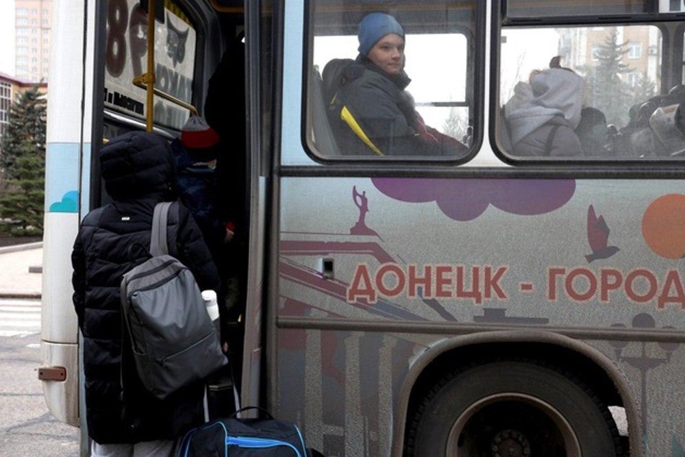 Жители Донецка добровольно эвакуировались в Россию, спасаясь
от обстрелов ВСУ, не считающих
население Донбасса за людей. / Александр Рюмин/ТАСС