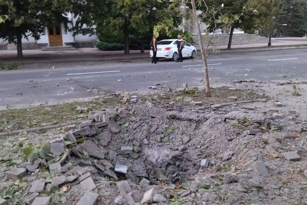 Редакционный автомобиль на фоне воронки в Донецке.  / Николай Грищенко / РГ