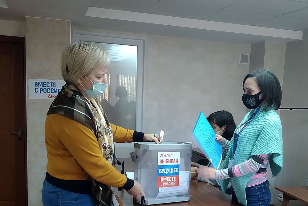 Председателю комиссии передают "походную" урну для голосования после выезда по заявке на дом / Алексей Юхтанов