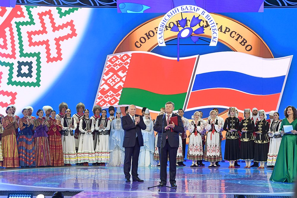 Государственный секретарь Союзного государства России и Белоруссии Дмитрий Мезенцев (слева) и ответственный секретарь Парламентского Собрания Союза Белоруссии и России Сергей Стрельченко на XXXI Международном фестивале искусств "Славянский базар в Витебске 2022". / Екатерина Чеснокова/ РИА Новости