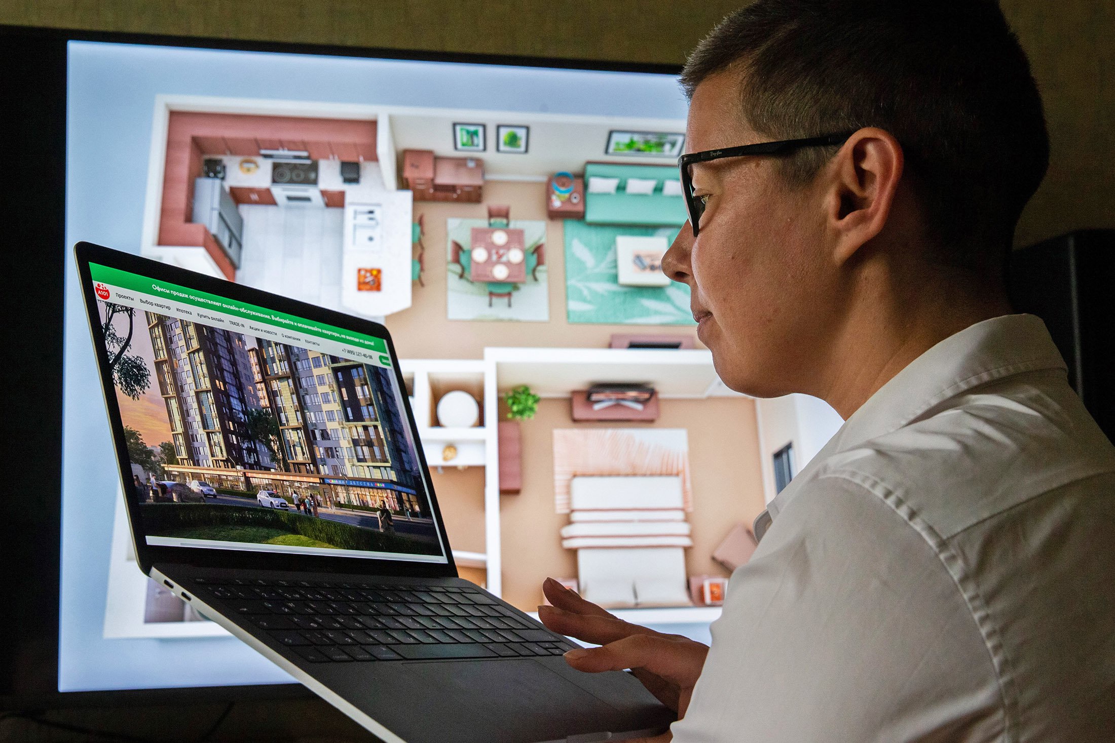 Девушка смотрит в ноутбук.