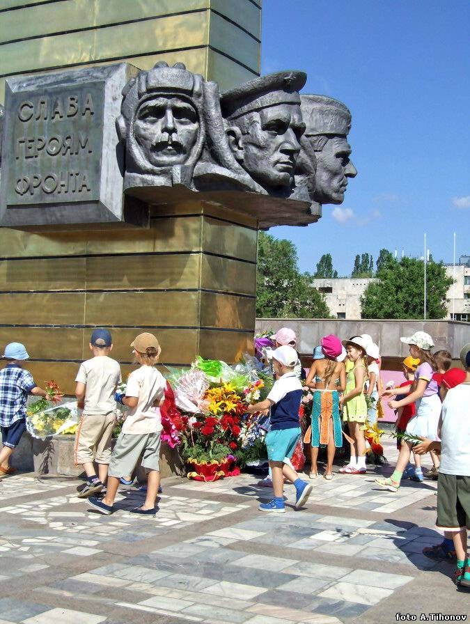 Волгодонск победа. Памятник в парке Победы Волгодонск. Обелиск Великой Победы Волгодонск. Парк Победы Волгодонск площадь. Парк Победы памятники в Волгодонске.