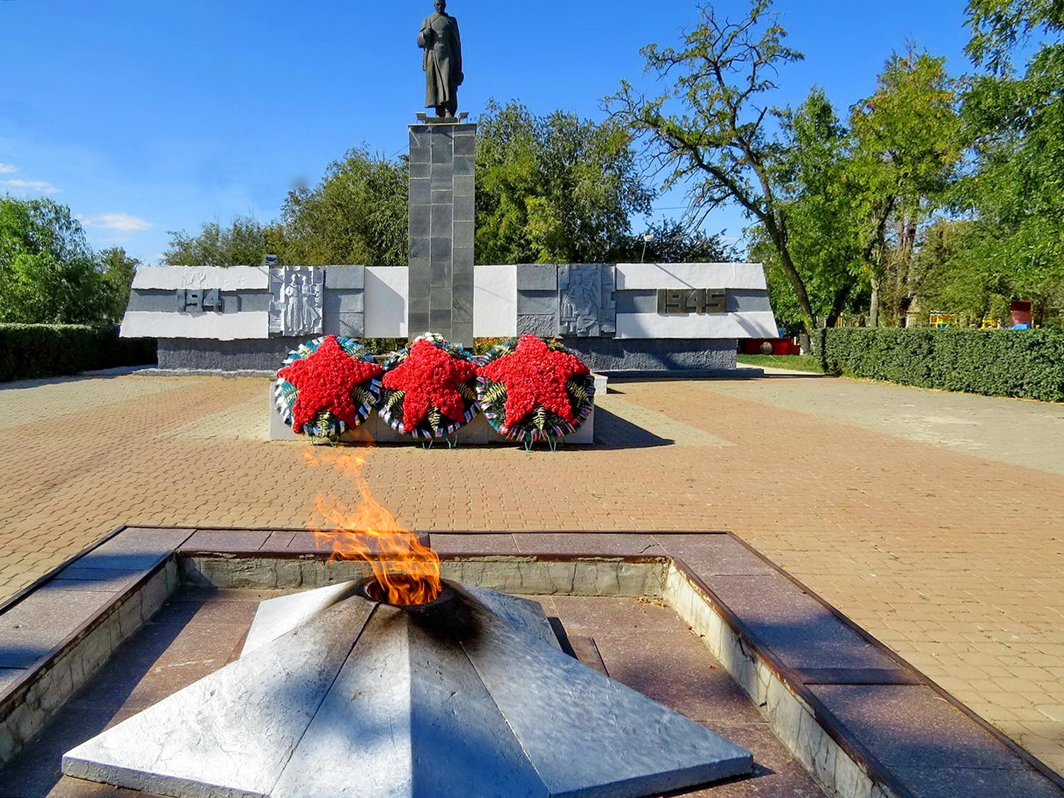 Погода зимовники ростовская область на 14. Центральный мемориал Зимовники. Посёлок Зимовники Ростовская область. Поселок Зимовники Зимовниковский район Ростовская область. Парк Зимовники Ростовской области.