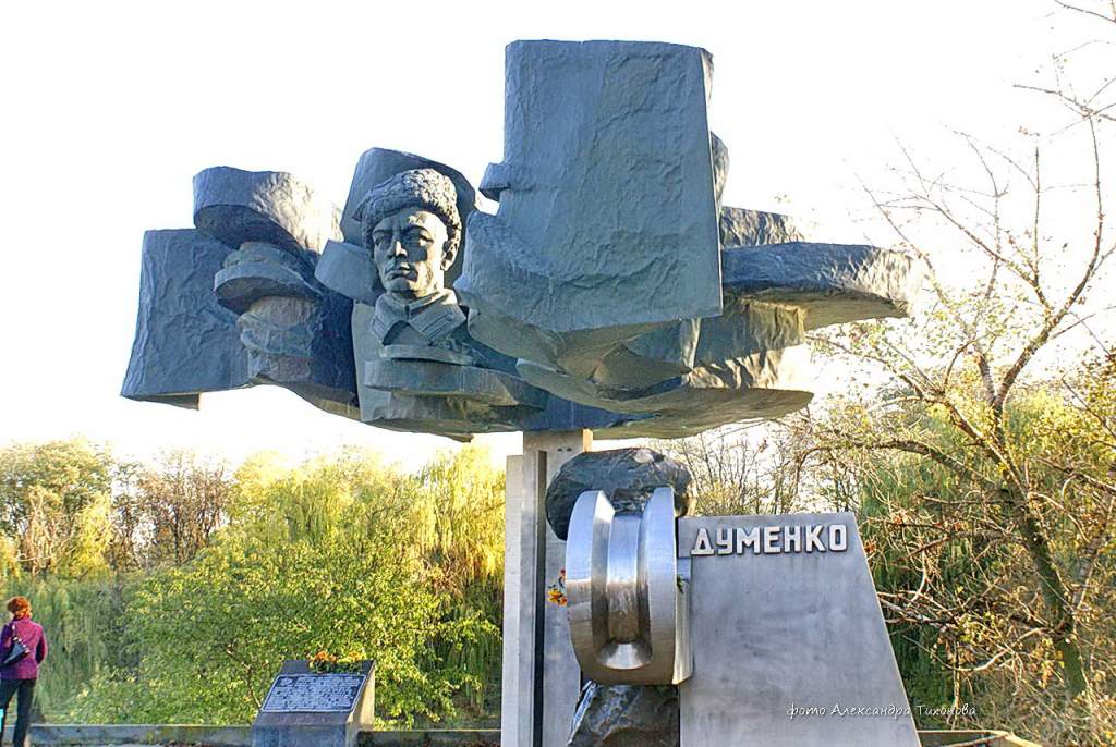 Памятники б. Памятник Думенко Мартыновка. Достопримечательности слободы большая Мартыновка. Памятник б м Думенко. Большая Мартыновка Ростовская область.