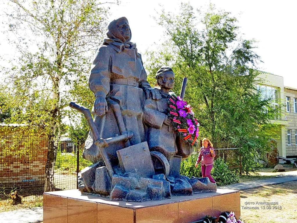 Село дубовское. Ростовская область Дубовский район село Дубовское. Памятники села Дубовского района. Памятники Дубовского района Ростовской области. Труженикам тыла памятник Ростов.