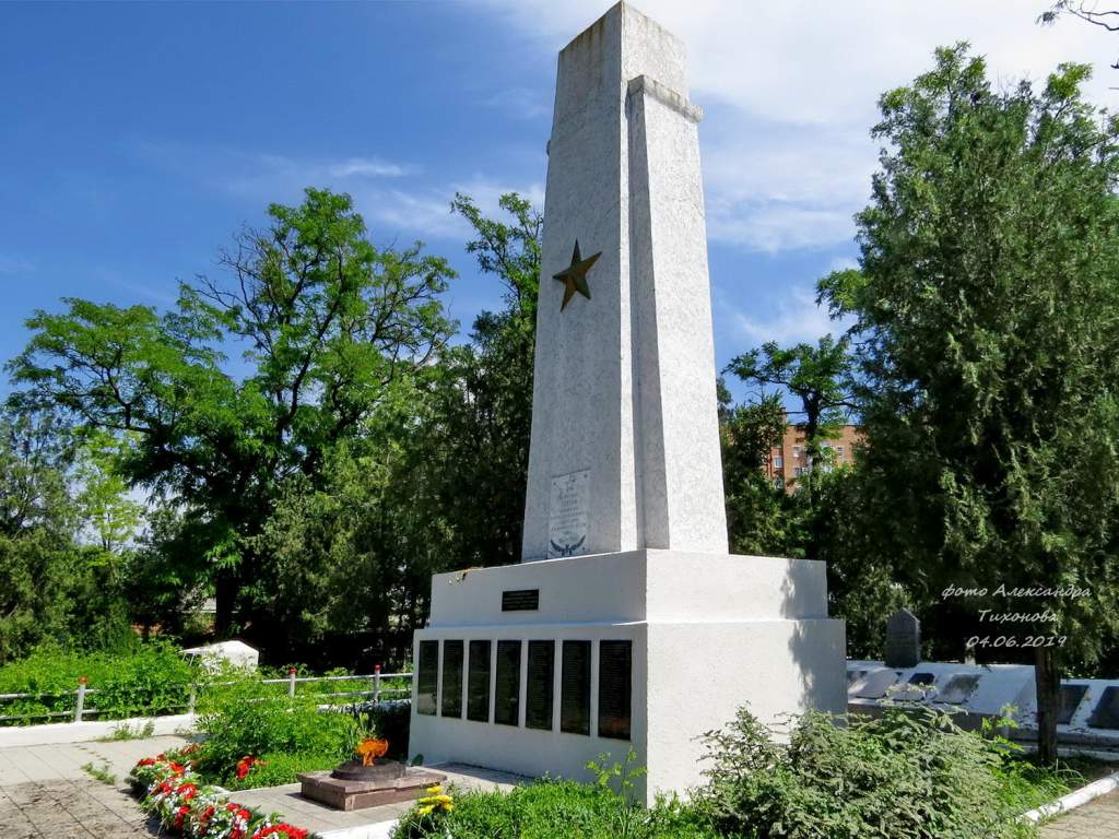 Памятники таганрога. Таганрог памятники Великой Отечественной войны. Братская могила Таганрог. Таганрог памятники войны. Мемориал комбайностроителям Таганрог.