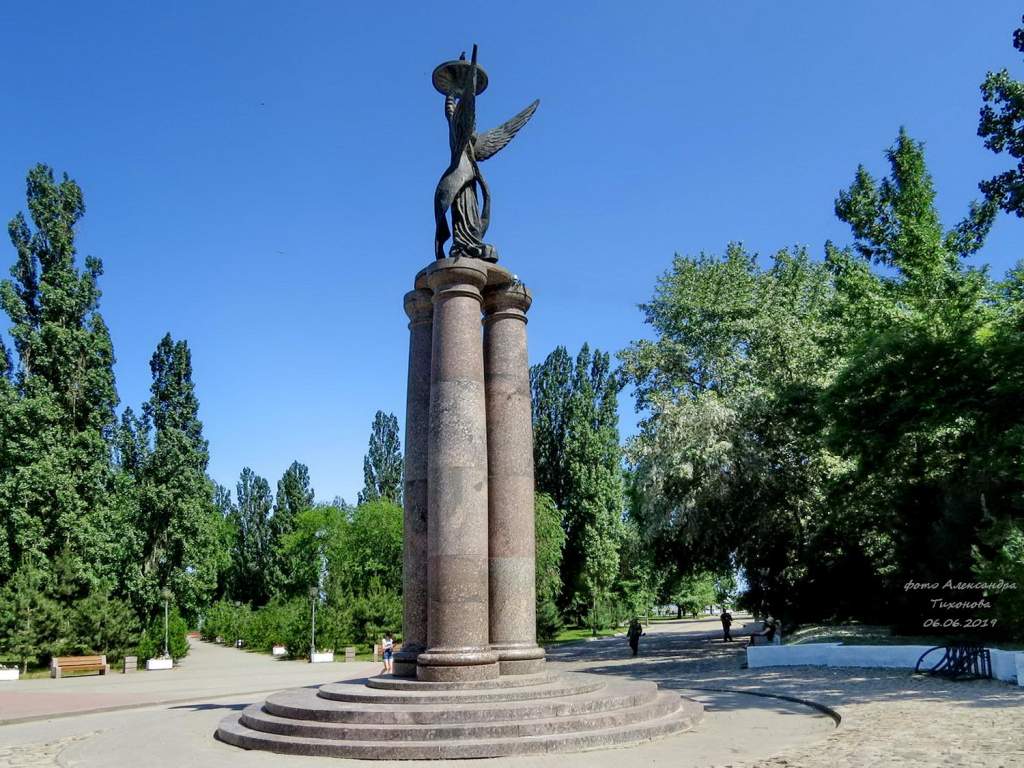 Монумент в честь 300-летия Таганрога. Памятник 300 летию Таганрога.