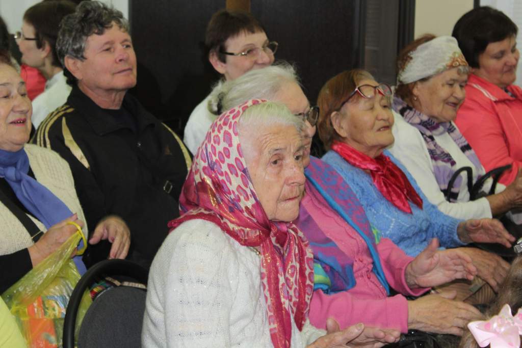Юные волонтеры подарили тепло доброты бабушкам и дедушкам Волгодонска