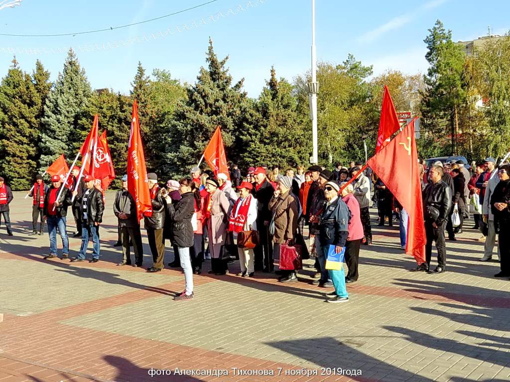 Новости 7 ноября. Демонстрация 7 мая. Митинг КПРФ метро Октябрьская. Демонстрация 7 ноября в городе Фрунзе. Кострома демонстрация 7 ноября.