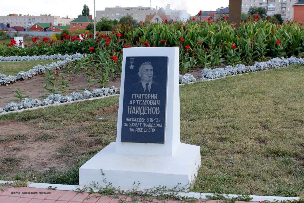 Победа каменск. Парк Победы Каменск-Шахтинский памятник. Памятники на кладбище Каменск Шахтинский. Каменск Шахтинский Братская могила. Памятники на могилу в Каменске Шахтинском.