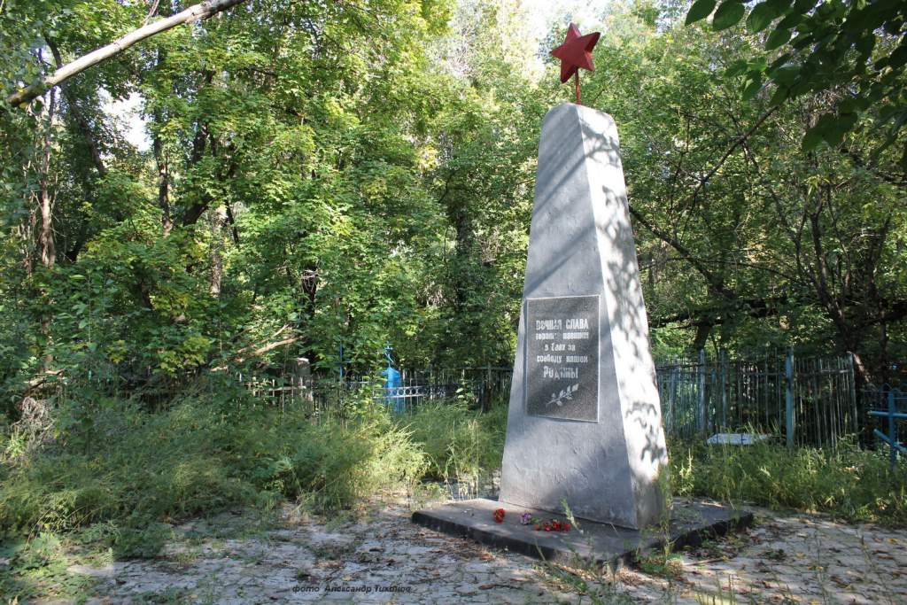 Поиск захоронений каменск уральский. Памятники на кладбище Каменск Шахтинский. Каменск-Шахтинский кладбище городское. Старое городское кладбище (Таганрог)Братская могила. Старое кладбище Каменск Шахтинский.