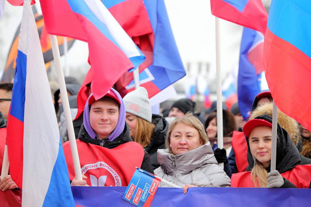 Среди собравшихся. Объединение Крыма и России фото. Ростовчане. Крымская Весна сколько сцен.