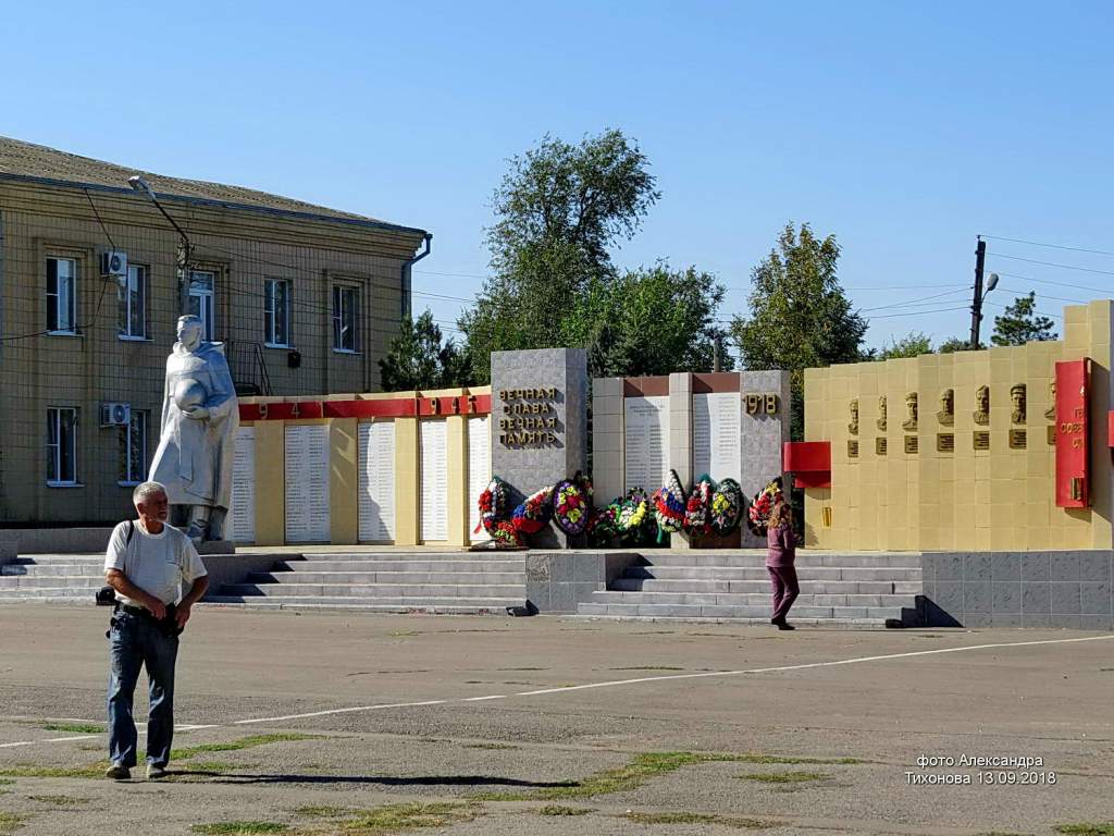 Село дубовское. Дубовский район площадь павших борцов. Село Дубовское Ростовская область. Площадь село Дубовское.