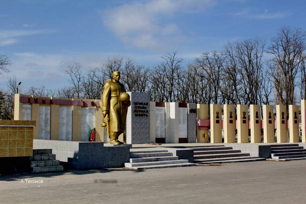 Погода село дубовское. Ростовская область Дубовский район село Дубовское. Ростовская обл село Дубовское памятник. Памятник павших борцов Дубовского района. Село Дубовское Ростовская область парк.