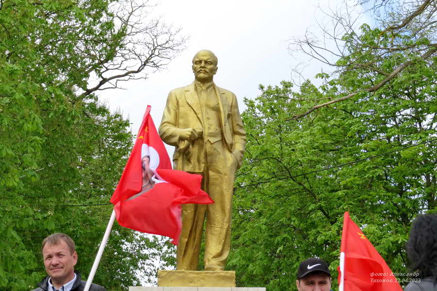 22 апреля родился ленин. Советские памятники. Памятник Ленину. Памятник Ленину и рабочим. 22 Апреля день рождения Ленина.