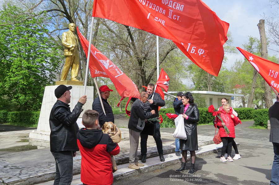 22 апреля праздник день рождения ленина. Знамя революционеров. Советские памятники. С днем Октябрьской революции. 22 Апреля день ВЛКСМ.