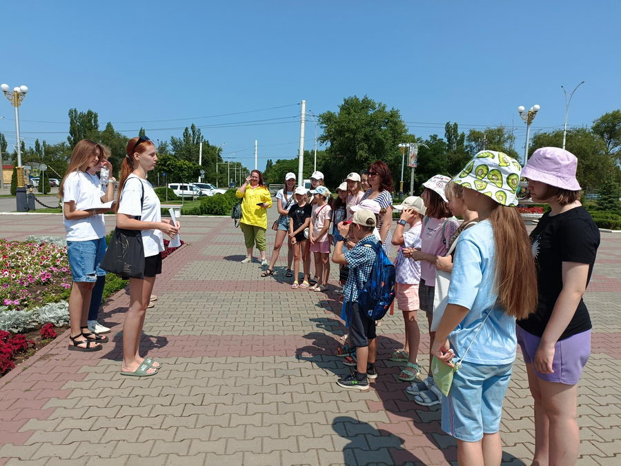 Строители города волгодонска. Юлиана город Строитель. Центральная площадь город Строитель.