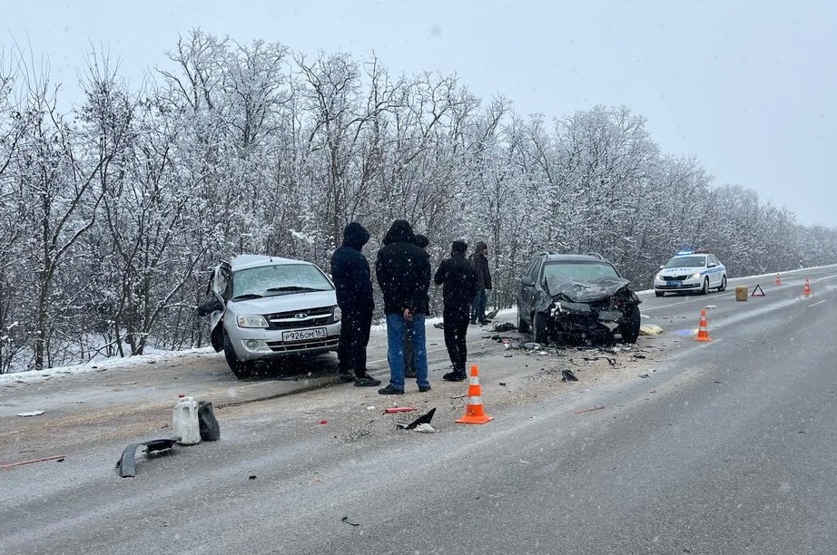 На дороге Волгодонск-Семикаракорск водитель Лады пострадал в столкновении с Шевроле
