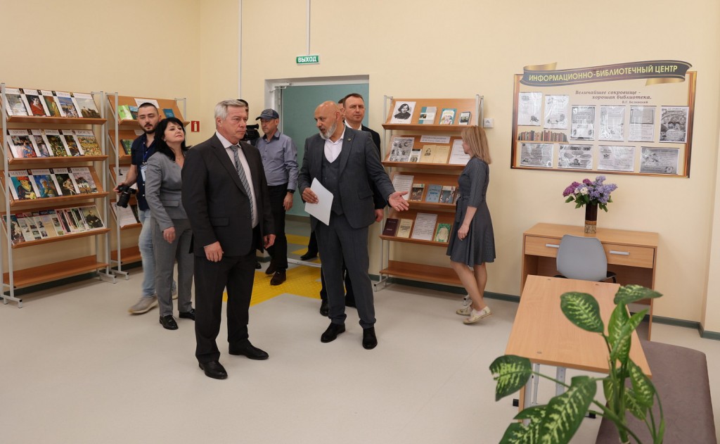 Губернатор Ростовской области Василий Голубев осмотрел новую школу в Волгодонске