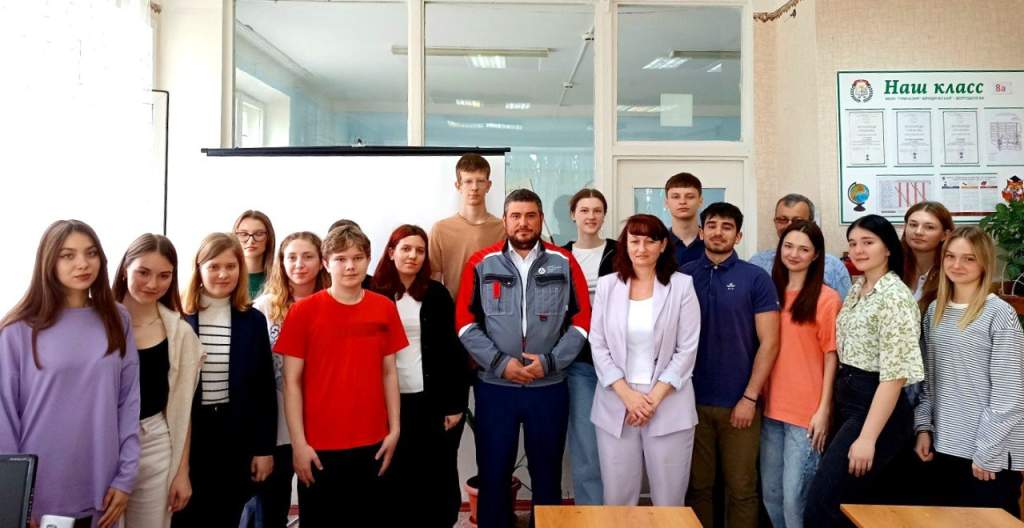 В  День российского парламентаризма       депутаты городской Думы встретились со школьниками                