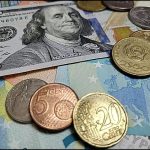 Юани, дирхамы или доллары: какую валюту стоит покупать в мае