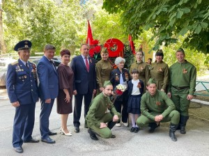 Депутаты, артисты и юные жители Волгодонска поздравили ветеранов в микрорайонах