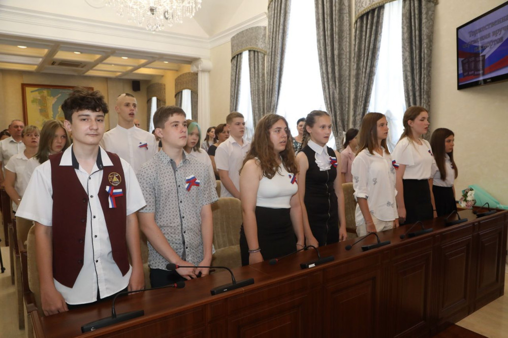Накануне Дня России в администрации Волгодонска 14 школьников получили первые паспорта