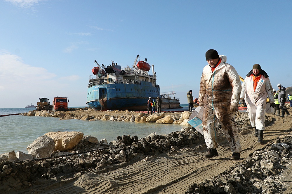 В сборе мазута с берегов моря участвовали волонтеры буквально всех регионов.